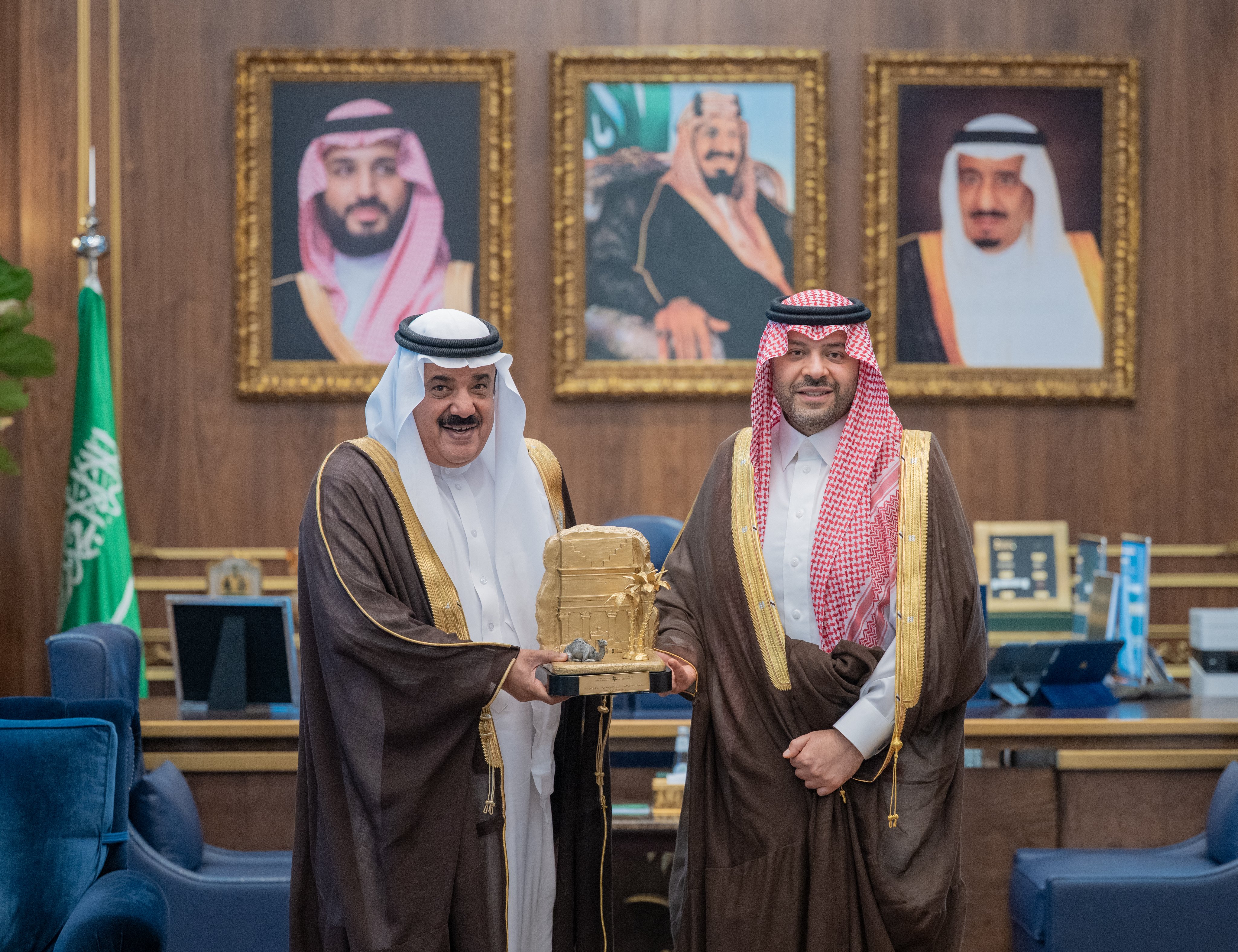 سمو  أمير منطقة الحدود الشمالية يستقبل أمين مركز الملك عبدالعزيز للتواصل الحضاري