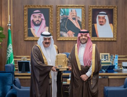 سمو  أمير منطقة الحدود الشمالية يستقبل أمين مركز الملك عبدالعزيز للتواصل الحضاري