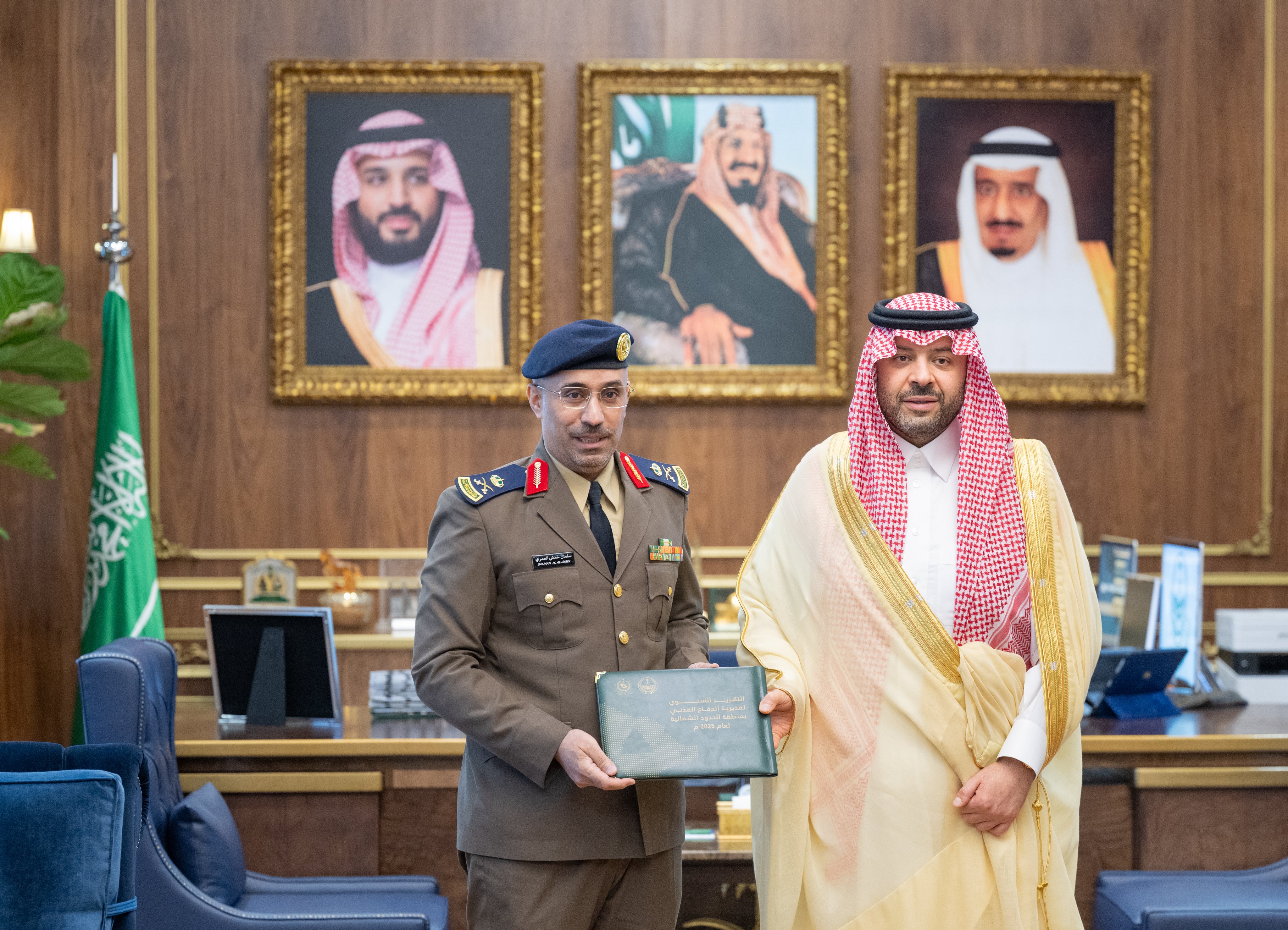 سمو أمير منطقة الحدود الشمالية يتسلّم التقرير السنوي للدفاع المدني بالمنطقة لعام 2025م
