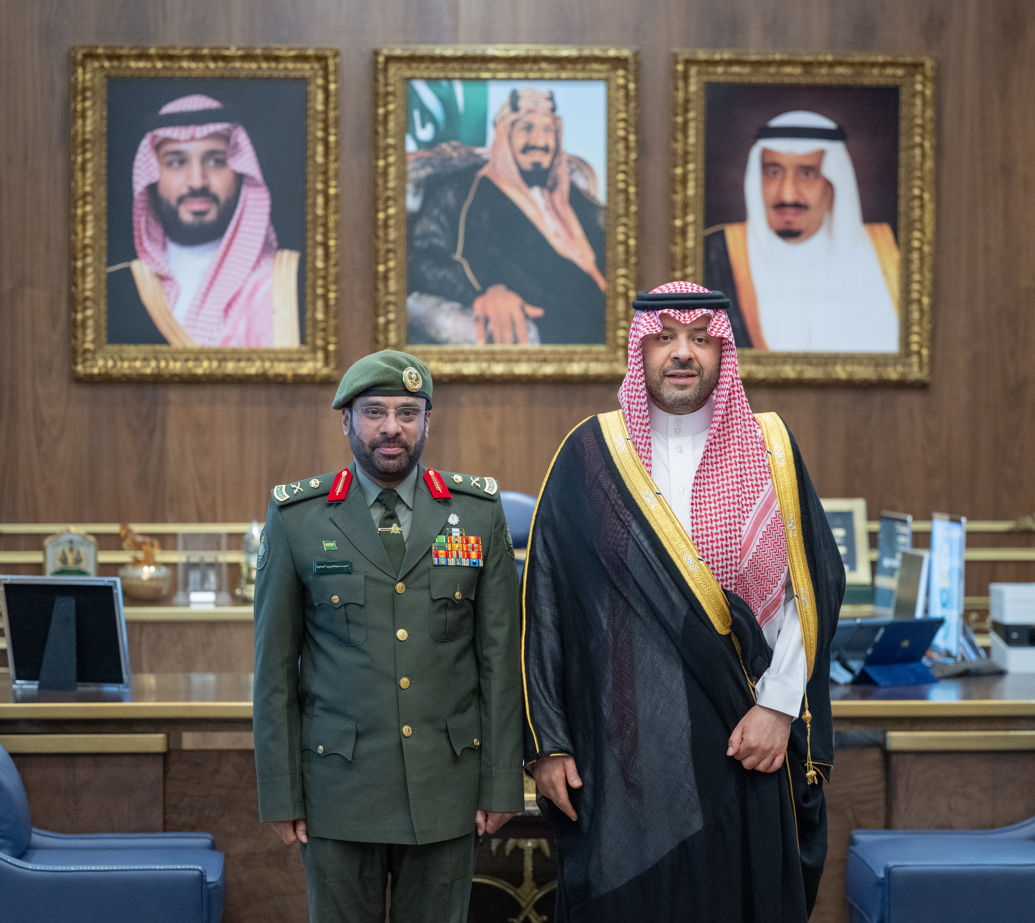سمو أمير منطقة الحدود الشمالية يُقلّد مدير إدارة الجوازات بالمنطقة رتبته الجديدة