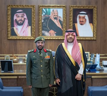 سمو أمير منطقة الحدود الشمالية يُقلّد مدير إدارة الجوازات بالمنطقة رتبته الجديدة