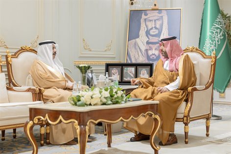 His Royal Highness the Deputy Governor of the Northern Borders Region receives the report of the Third Scientific Forum of Northern Borders University