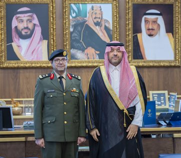 سمو أمير منطقة الحدود الشمالية يقلّد مدير سجون المنطقة رتبته الجديدة