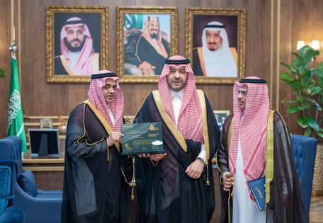سمو أمير منطقة الحدود الشمالية يتسلّم تقريرًا عن مطارات المنطقة