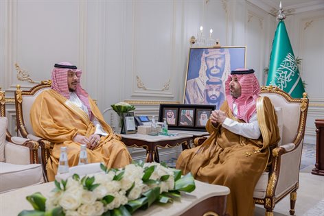 His Royal Highness the Deputy Governor of the Northern Borders Region is briefed on the veterinary bacterial vaccines factory project in the region