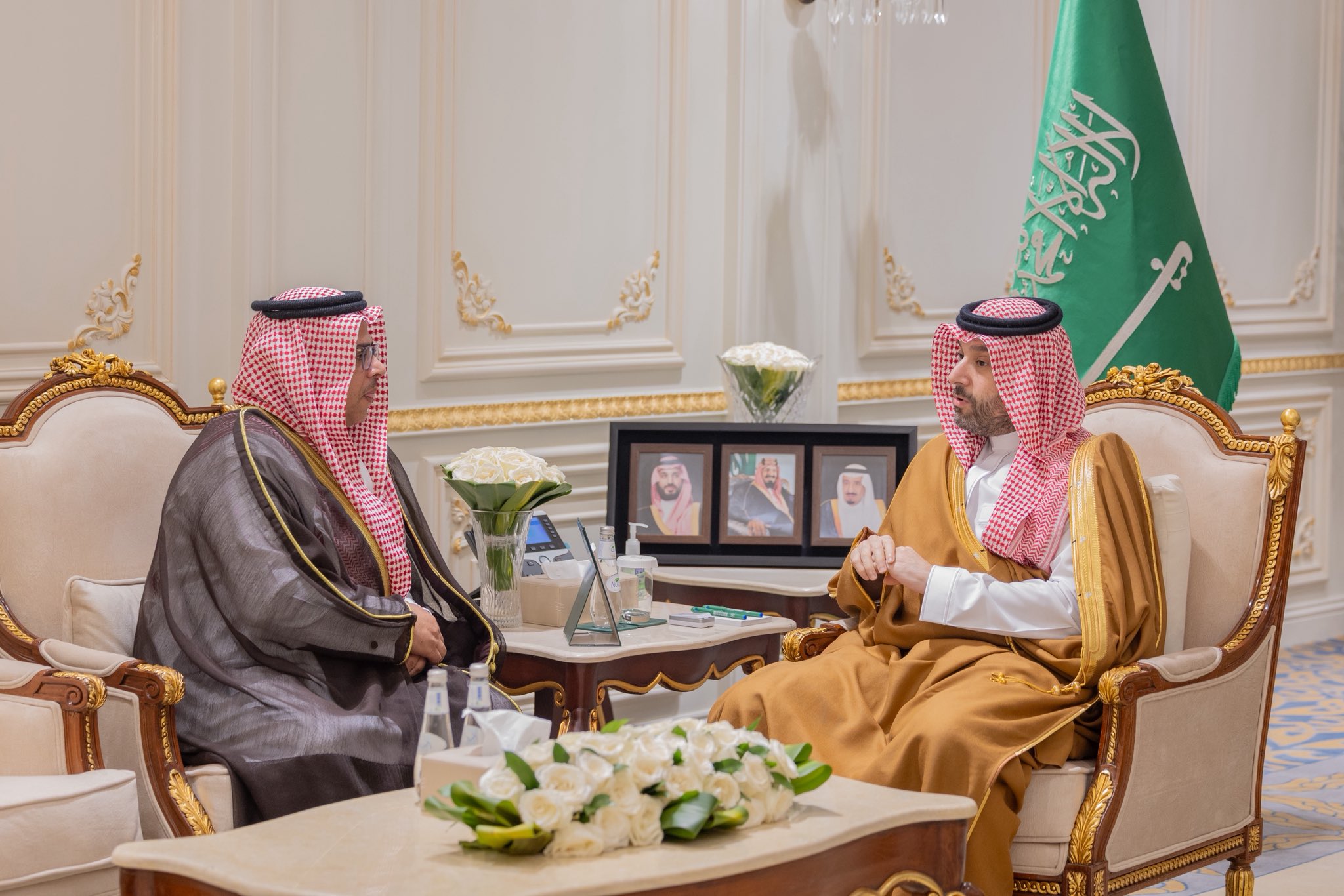 سمو  نائب أمير منطقة الحدود الشمالية يستقبل مدير مطار عرعر الدولي