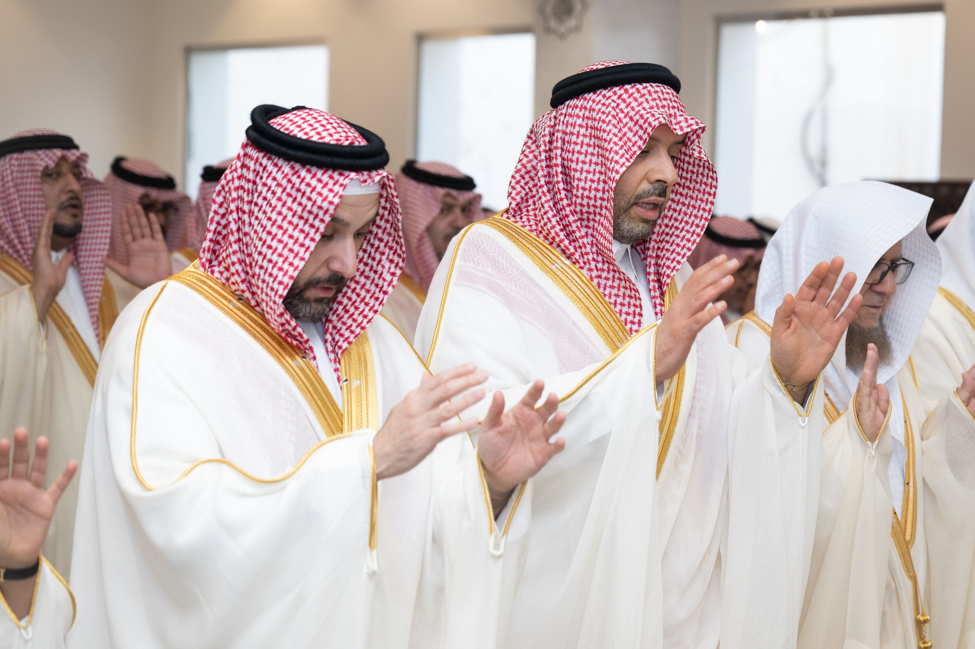 سمو  أمير منطقة الحدود الشمالية وسمو نائبه يؤديان صلاة عيد الأضحى المبارك