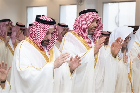 سمو  أمير منطقة الحدود الشمالية وسمو نائبه يؤديان صلاة عيد الأضحى المبارك