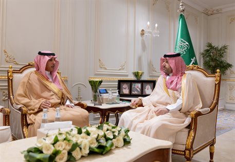 سمو نائب أمير الحدود الشمالية يستقبل مدير فرع هيئة الهلال الأحمر بالمنطقة